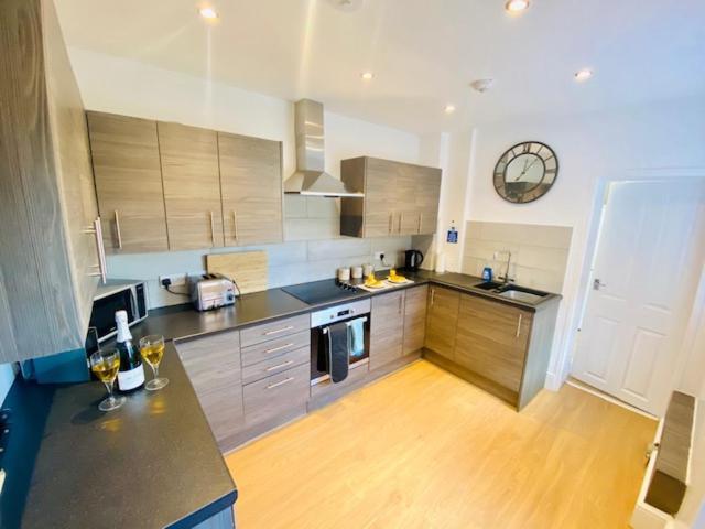 Cannock House ~ 4 Bedrooms All With Ensuite. Руджлі Екстер'єр фото