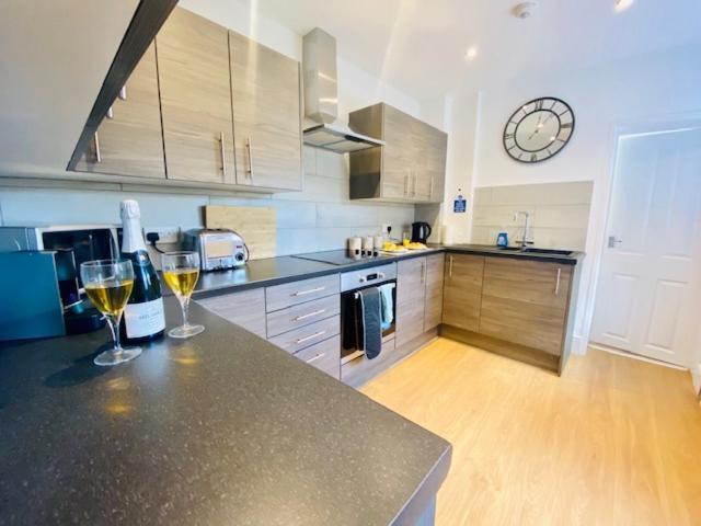 Cannock House ~ 4 Bedrooms All With Ensuite. Руджлі Екстер'єр фото